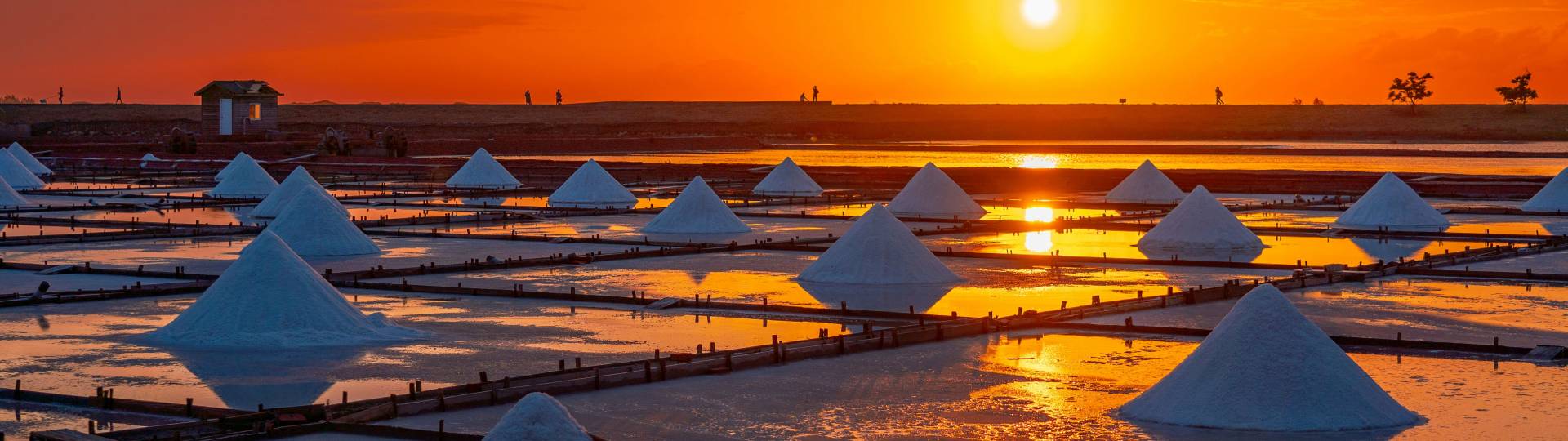 Piles de sel dans un marais salant à Taïwan